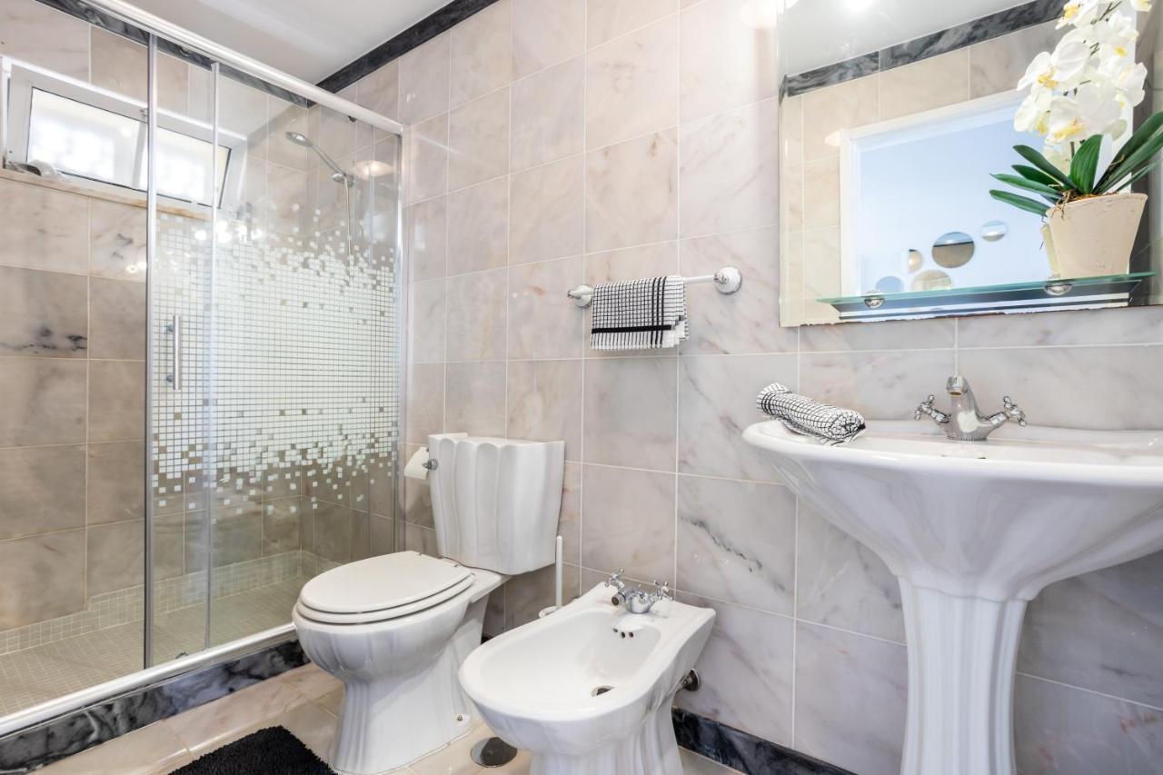 Newly Renovated 2 Bedroom Townhouse - Close To Salema Beach ภายนอก รูปภาพ